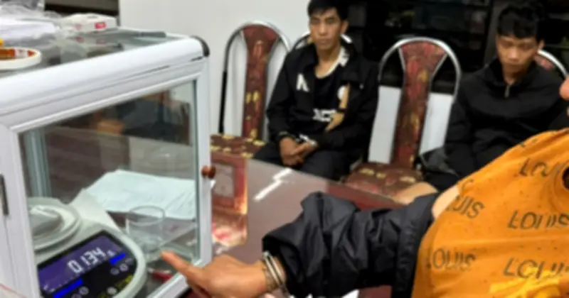 Hơn 100 cảnh sát khám xét, bắt khẩn cấp 5 người trong đường dây ma túy dòng họ