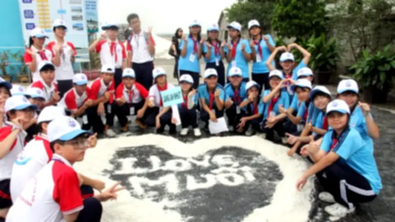 Hơn 100 học sinh TP.HCM trải nghiệm làm muối tại ruộng muối Long Điền
