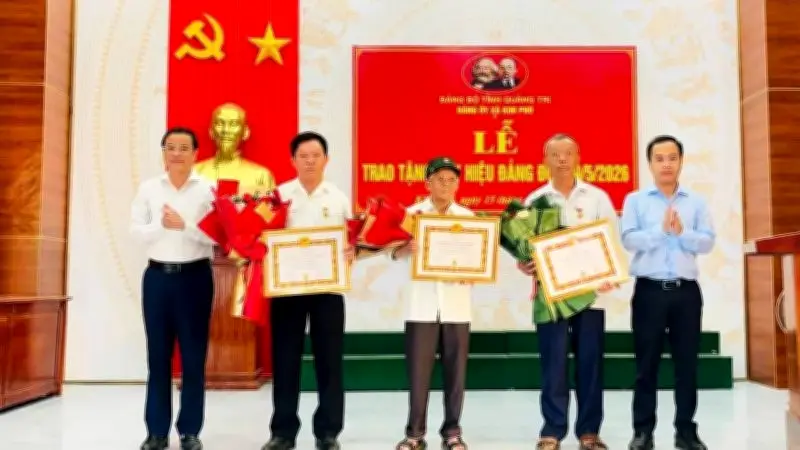 Hơn 1.500 đảng viên được trao tặng Huy hiệu Đảng dịp 19/5