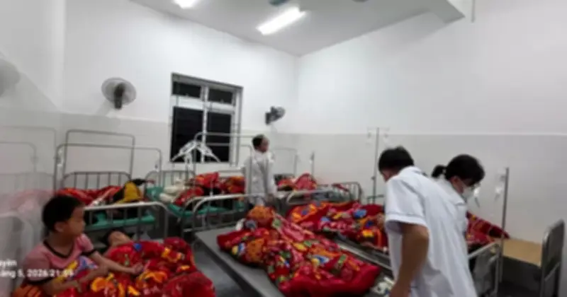 Hơn 200 học sinh nghi ngộ độc quả lạ tại Tủa Sín Chải