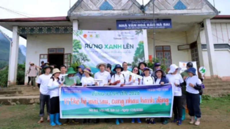Hơn 200 người tham gia trồng 6.000 cây phục hồi rừng tại Sơn La