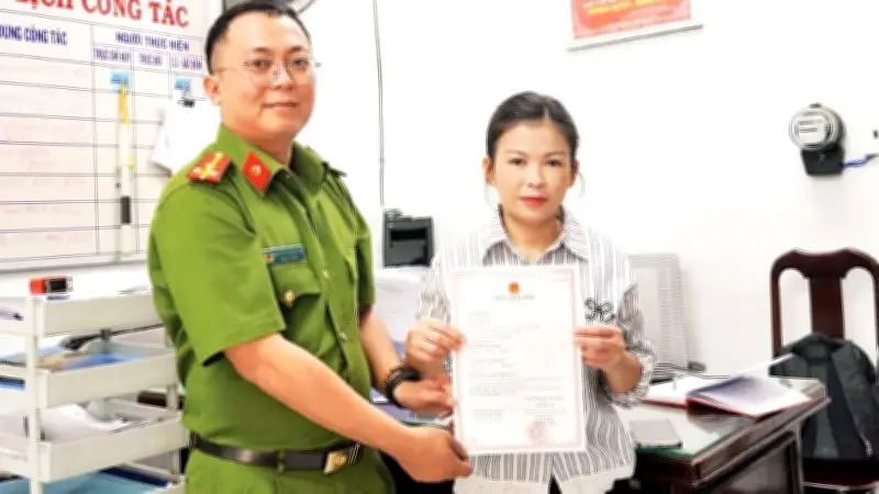 Hàng chục người dân xã Hồ Tràm lần đầu có giấy khai sinh nhờ công an tận tâm