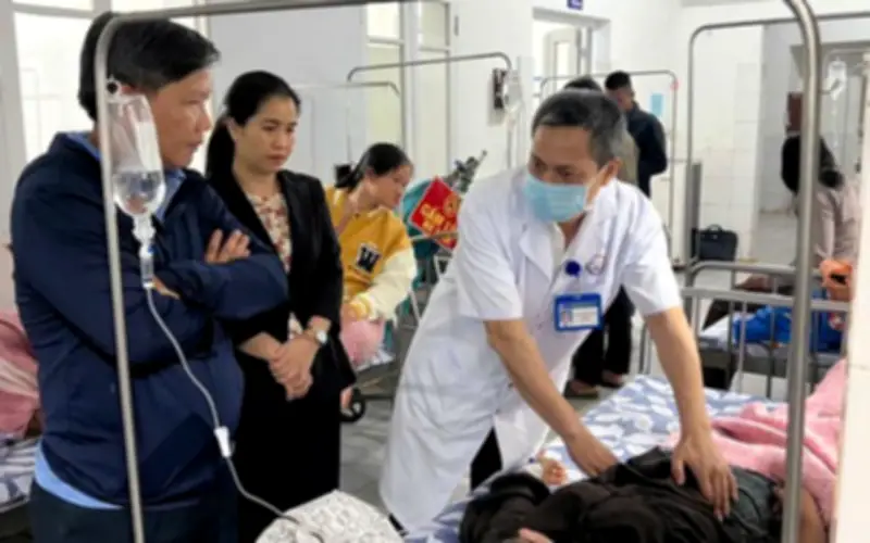 Hàng chục người nhập viện nghi ngộ độc sau ăn bánh mì