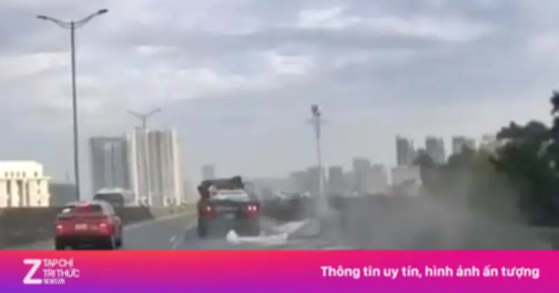 Hàng chục tấm tôn rơi từ xe đầu kéo trên Vành đai 3, ô tô suýt gặp nạn