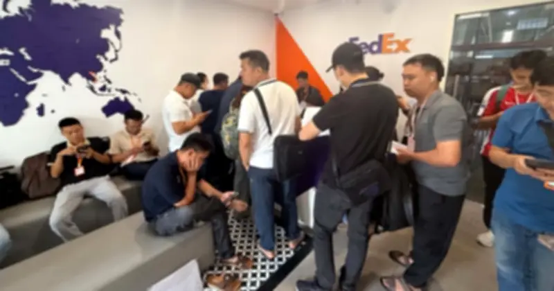 Hàng loạt doanh nghiệp thiệt hại vì ùn tắc kéo dài tại FedEx