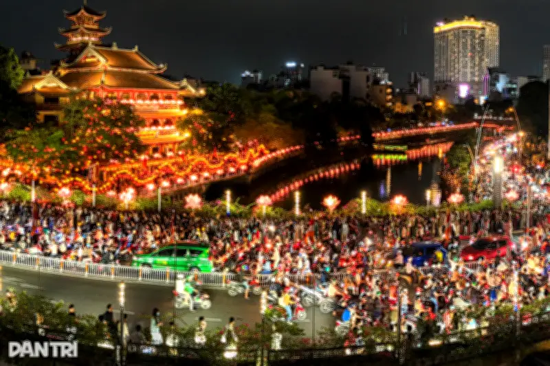 Hàng nghìn người đổ về chùa Pháp Hoa thả hoa đăng dịp Phật đản
