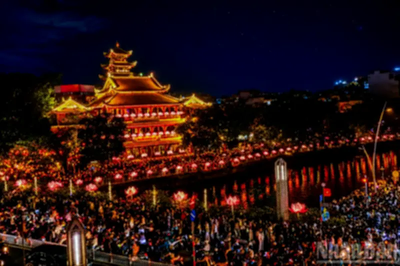 Hàng nghìn người đổ về chùa Pháp Hoa thả hoa đăng mừng Phật đản
