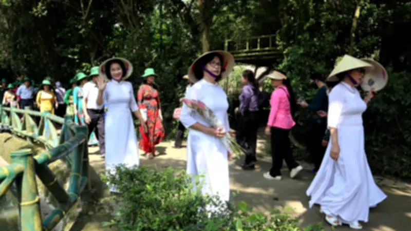 Hàng nghìn người về quê Bác tham quan Khu di tích Kim Liên