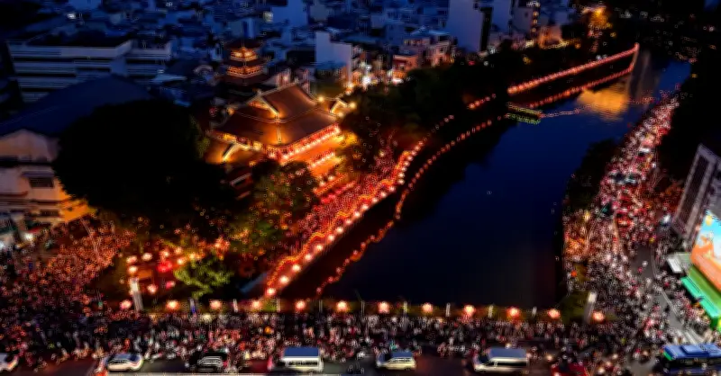 Hàng nghìn người Việt lời cầu nguyện thả hoa đăng mừng Phật Đản ở TPHCM