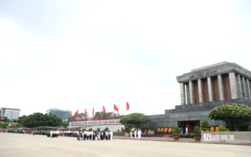 Hàng nghìn người xếp hàng vào Lăng viếng Bác nhân kỷ niệm 136 năm ngày sinh