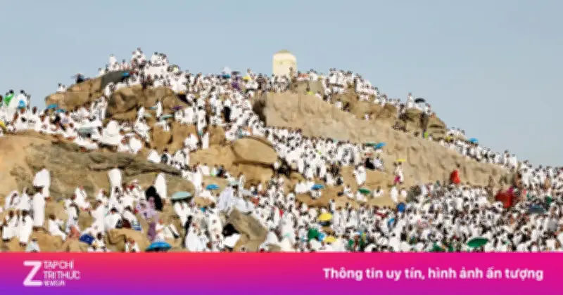 Hàng nghìn tín đồ Hồi giáo hành hương dưới nắng nóng 44 độ C tại núi Arafat