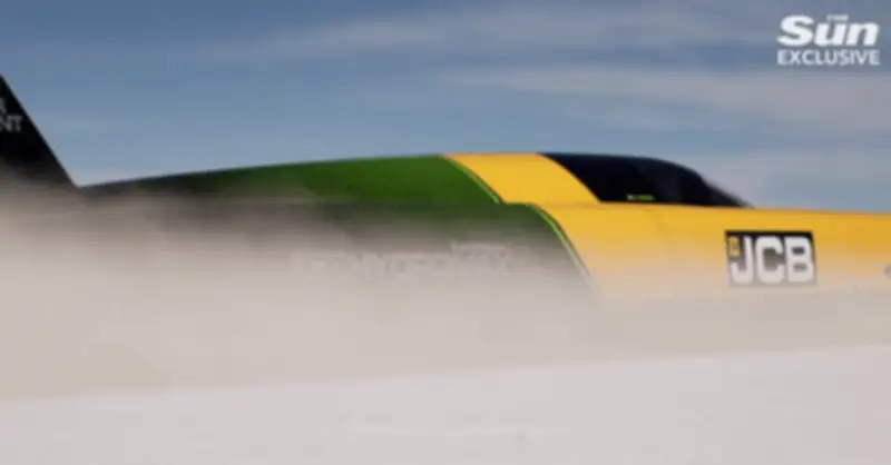 Hãng sản xuất máy xúc gây sốt khi chế tạo xe hydro nhanh nhất thế giới