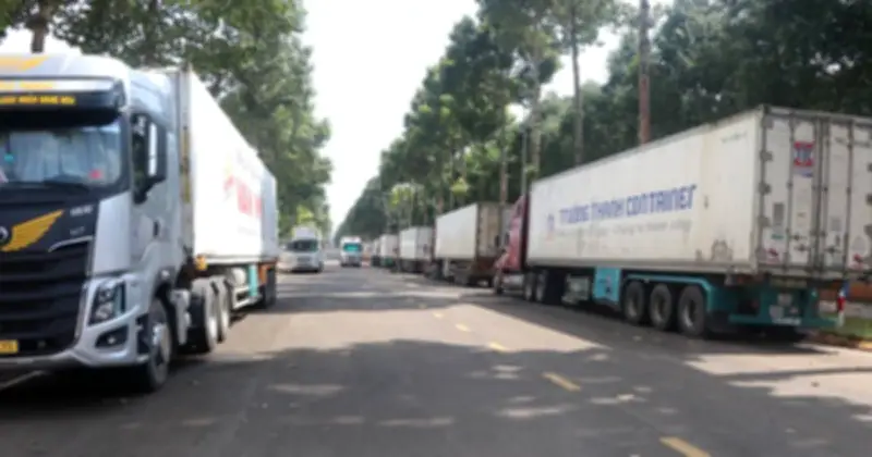 Hàng trăm container đậu kín bến xe Dầu Giây gây ách tắc giao thông