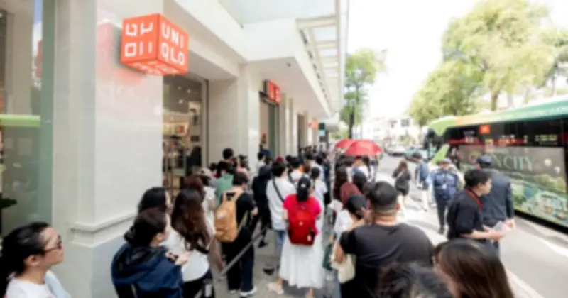 Hàng trăm người xếp hàng mua sắm tại UNIQLO dịp Tuần Lễ Cảm Ơn