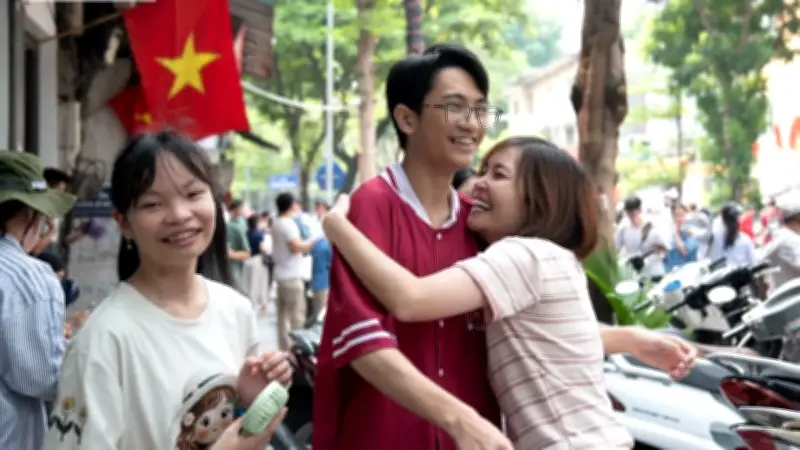 Hình ảnh cảm động tại kỳ thi tuyển sinh lớp 10: Phụ huynh đội nắng chờ con
