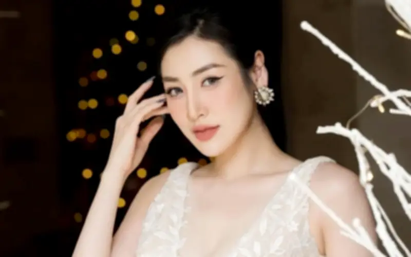 Á hậu Dương Tú Anh khoe biệt thự 250 tỷ đồng và bộ sưu tập túi hiệu khủng