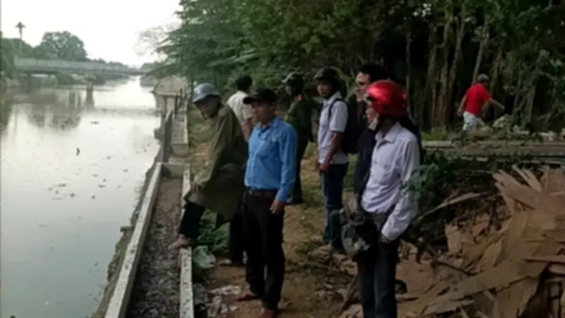 Huế: Người đàn ông ném 200 vỏ chai bia xuống sông bị xử phạt