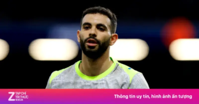Hậu vệ Man City ngủ gục trên xe bus trong lễ ăn mừng FA Cup
