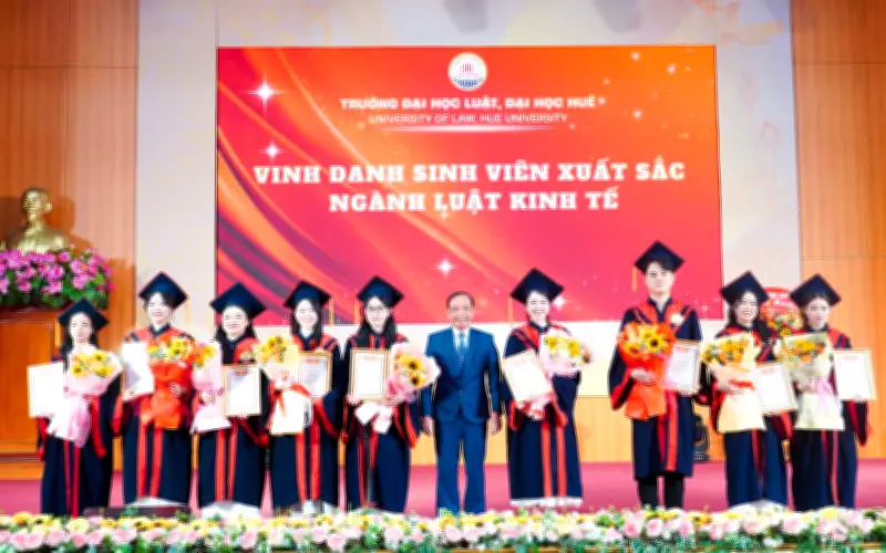 Hue: Những sinh viên ngành Luật song ngữ đầu tiên tốt nghiệp