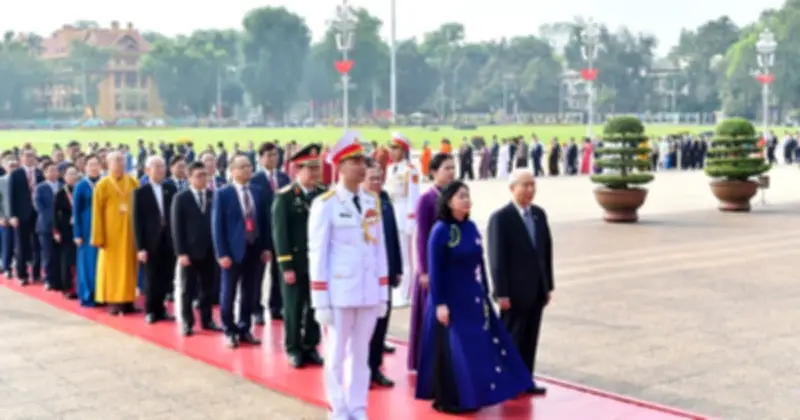 Đại biểu MTTQ Việt Nam vào Lăng viếng Chủ tịch Hồ Chí Minh