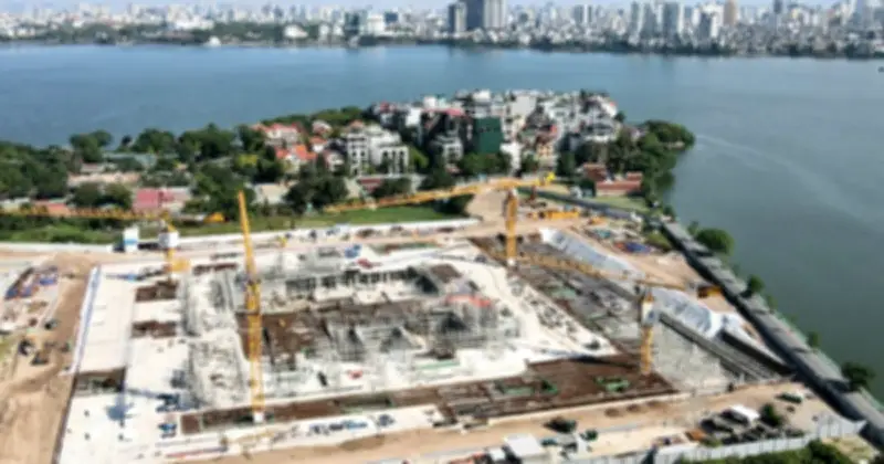 Đại công trường xây Nhà hát Opera Hà Nội bên Hồ Tây đang gấp rút thi công