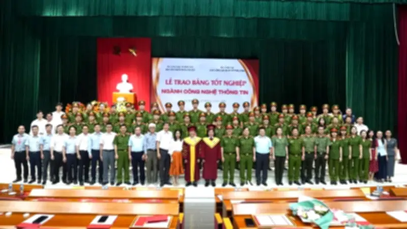 Đại học Bách khoa Hà Nội trao bằng tốt nghiệp cho 56 cán bộ công an ngành CNTT