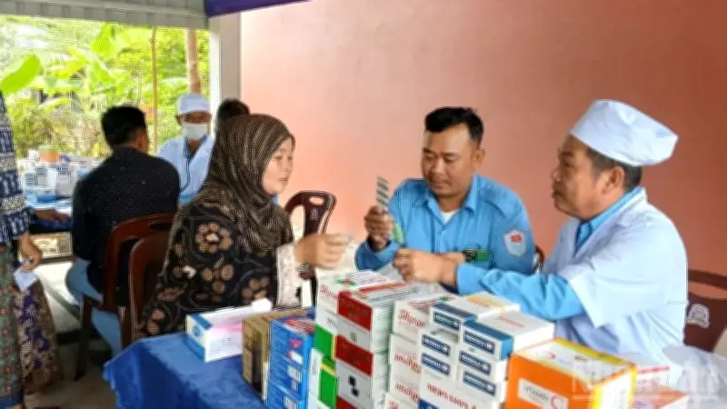 Đội K90 khám bệnh, cấp thuốc miễn phí cho người dân Campuchia