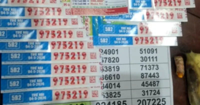 Đại lý Anh Đào đổi thưởng 16 tờ vé số trúng độc đắc 32 tỉ đồng