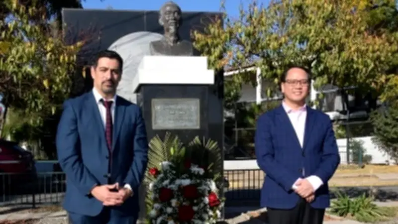 Đại sứ Việt Nam tại Chile dâng hoa tưởng niệm Chủ tịch Hồ Chí Minh