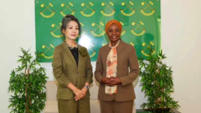 Đại sứ Việt Nam tại Tanzania chào xã giao Tổng Thư ký Đảng Cách mạng Tanzania