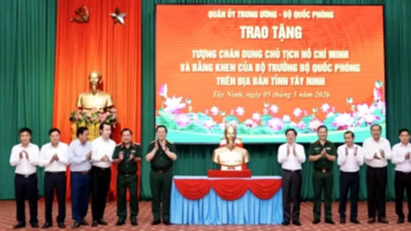 Đại tướng Nguyễn Trọng Nghĩa dự lễ trao tượng Bác tại Tây Ninh