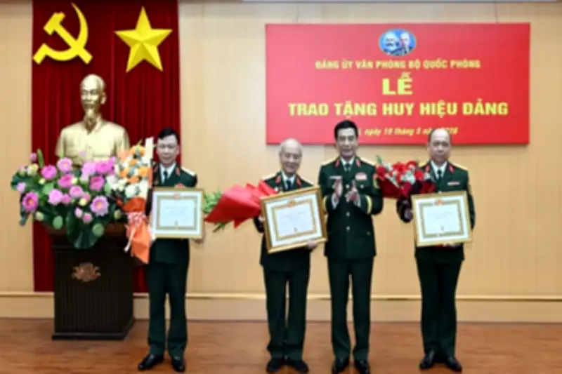 Đại tướng Phan Văn Giang trao Huy hiệu 70 năm tuổi Đảng tặng Đại tướng Phạm Văn Trà