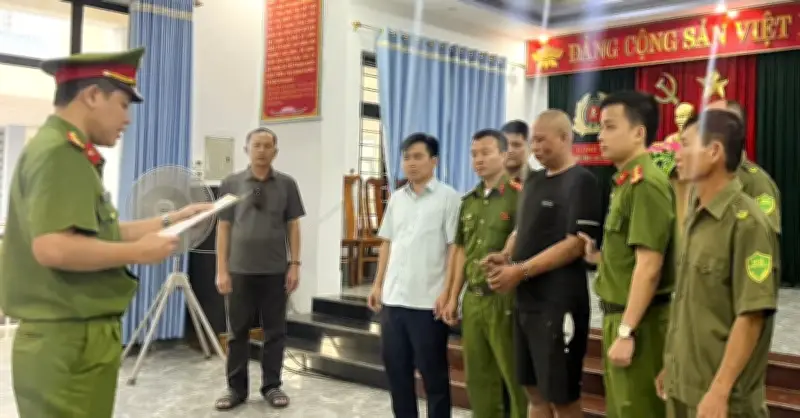 Đối tượng xông vào trụ sở chém cảnh sát trong thương khai gì?