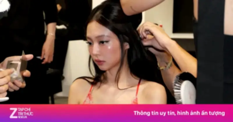 Jennie khoe vẻ gợi cảm trong thiết kế Chanel tại sự kiện thời trang Seoul