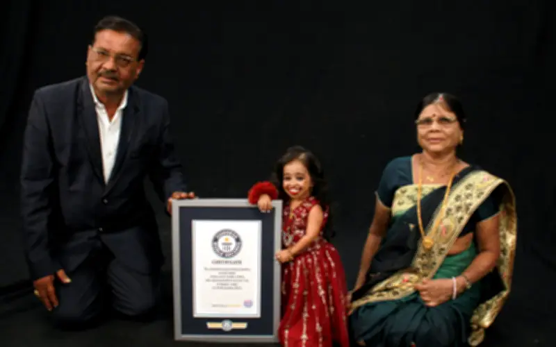 Jyoti Amge: Người phụ nữ nhỏ nhất thế giới cao 62,8cm gây bão mạng