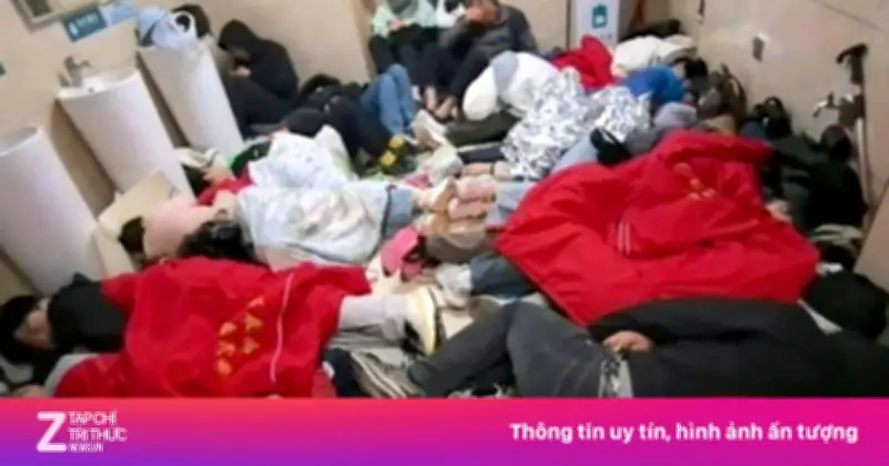 Khách du lịch chen chúc ngủ kín nhà vệ sinh ở núi Thái Sơn
