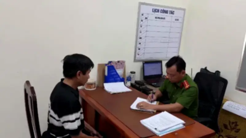 Khách hàng đánh shipper vì giao hàng sai, bị tạm giữ