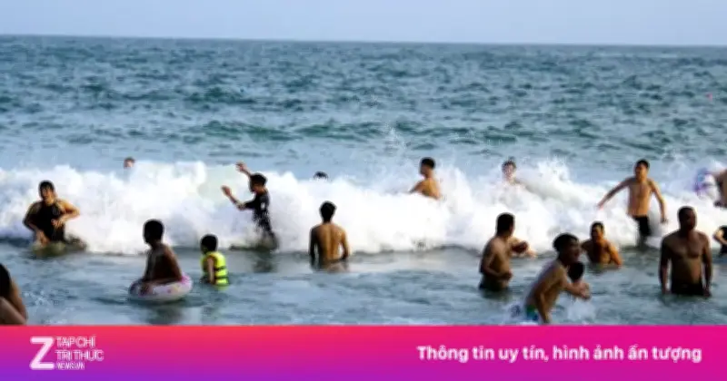 Khách 'nhảy sóng' ở điểm đến đông chưa từng thấy dịp 30/4