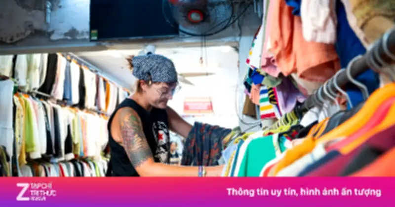 Khách Tây xoay xở giữa nắng nóng kỷ lục ở Hà Nội