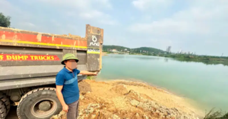Khởi tố giám đốc doanh nghiệp đổ gần 180 tấn bùn thải xuống hồ nước