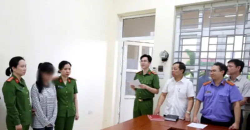 Khởi tố hai nữ sinh 16 tuổi vụ đánh hội đồng ở trường cao đẳng nghề