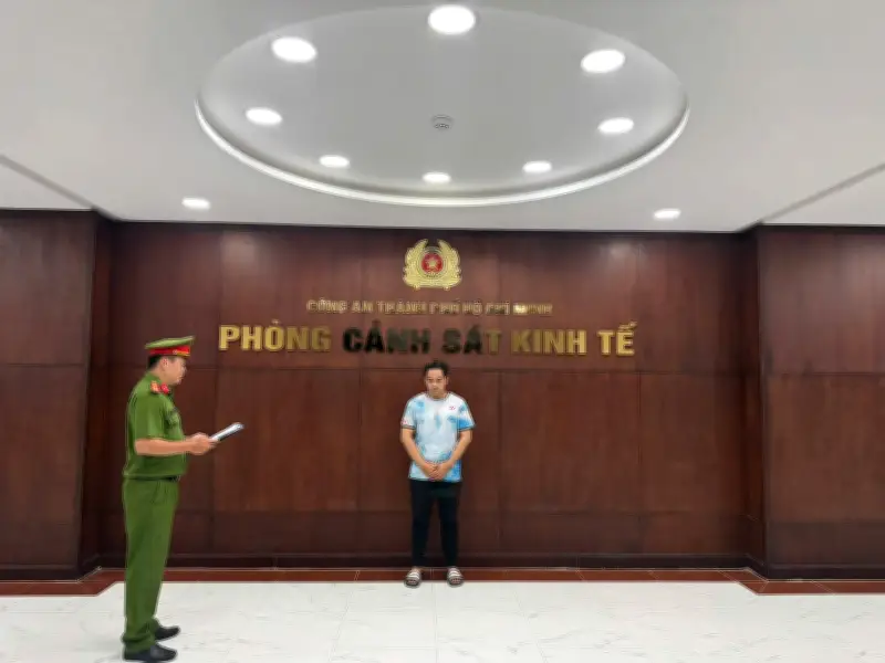 Khởi tố đối tượng buôn bán giày dép giả mạo nhãn hiệu nổi tiếng