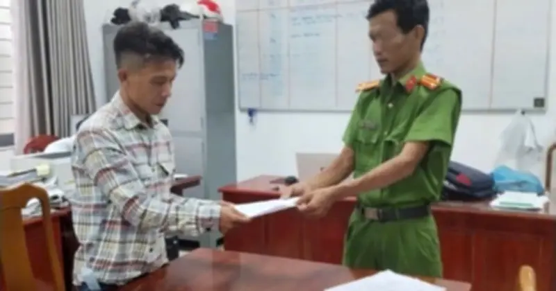 Khởi tố đối tượng mang dao vào trường học dọa chém phụ huynh