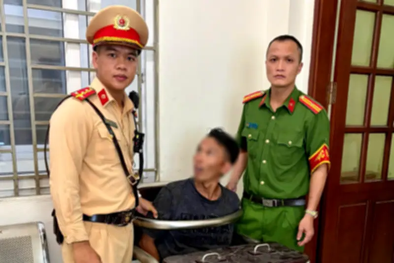 Khống chế gã đàn ông chặn xe, đập phá tài sản người dân ở Hà Nội