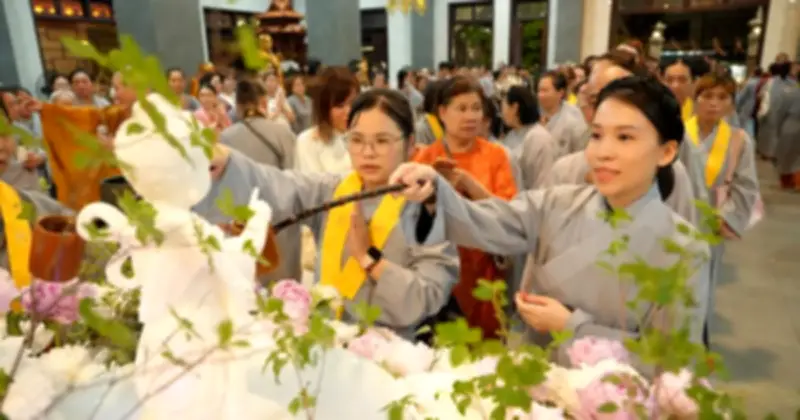Không khí mùa Phật đản tại các chùa ở TP.HCM: Người dân thành kính tắm Phật, tìm phút an yên