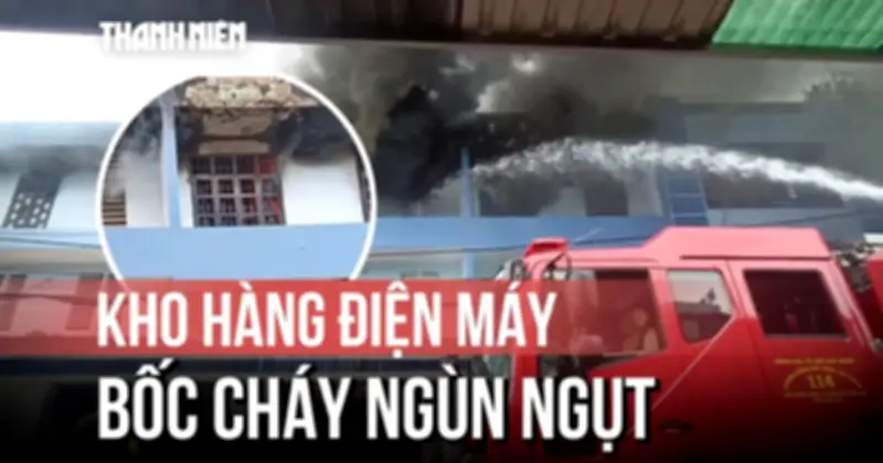 Kho hàng điện máy sát chợ đầu mối Hóc Môn bốc cháy ngùn ngụt giữa trưa