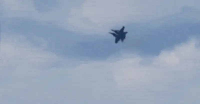 Khoảnh khắc 2 tiêm kích EA-18 của Mỹ rơi xuống đất sau khi va chạm trên không