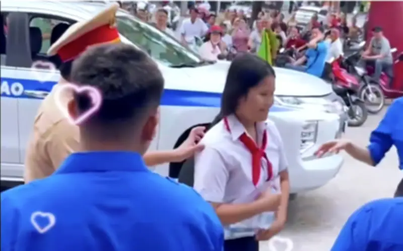 Khoảnh khắc 'Con lên xe!' giữa mùa thi: CSGT Đồng Nai hỗ trợ thí sinh đến nhầm điểm thi