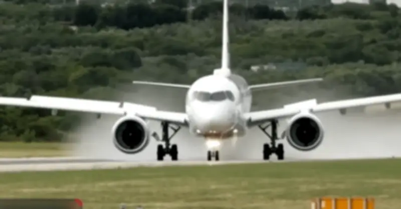 Khoảnh khắc máy bay Airbus A220 cày nát bãi cỏ sau khi trượt khỏi đường băng