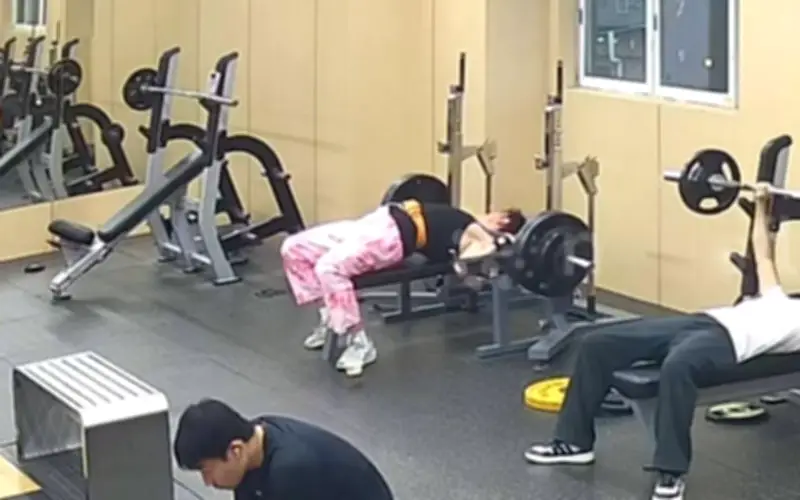 Khoảnh khắc thót tim: Người đàn ông suýt bị tạ 145kg đè bẹp